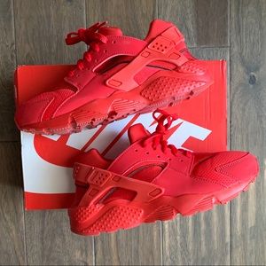 Nike Air Huarache ‘Triple Red.’ Mens 7Y.